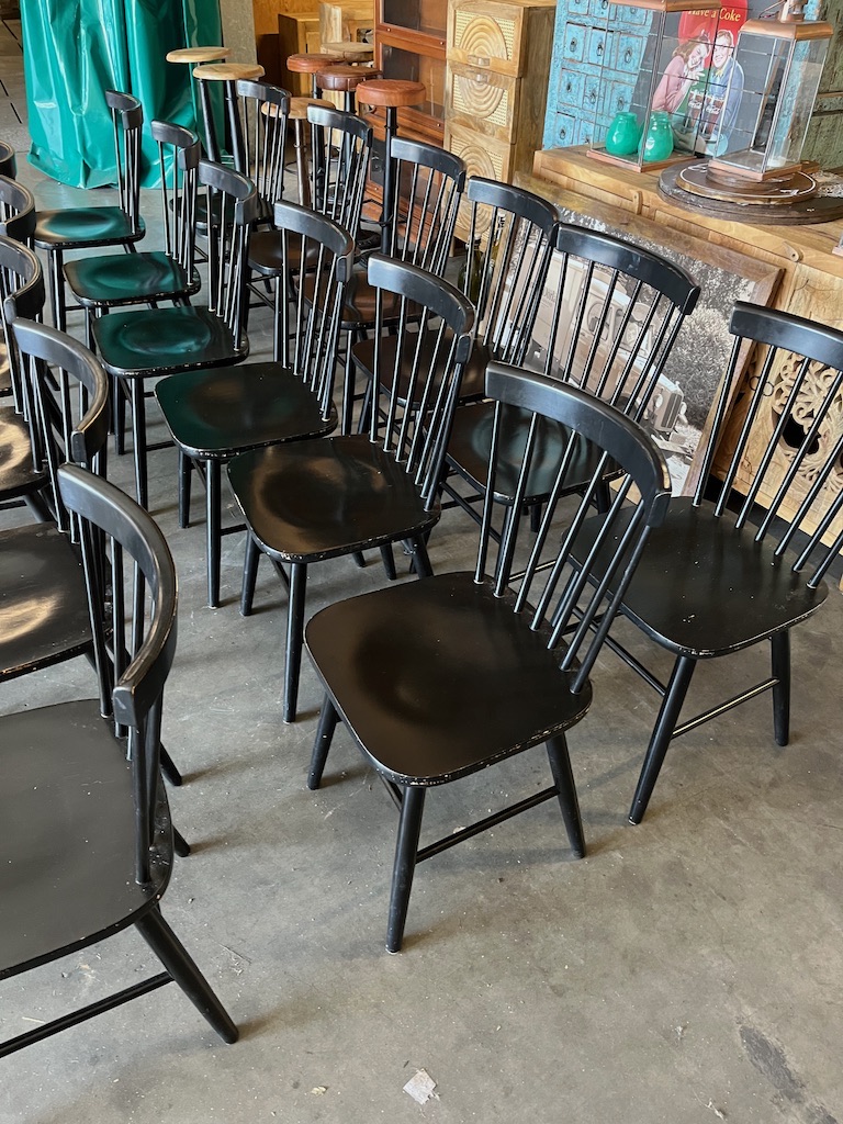 Scandinavische Spijlenstoelen kleur Zwart