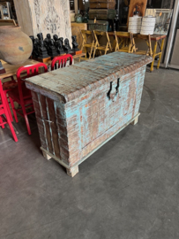 Antieke Kist zeer fraai bewerkt afkomstig uit India