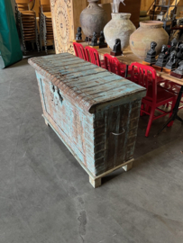 Antieke Kist zeer fraai bewerkt afkomstig uit India