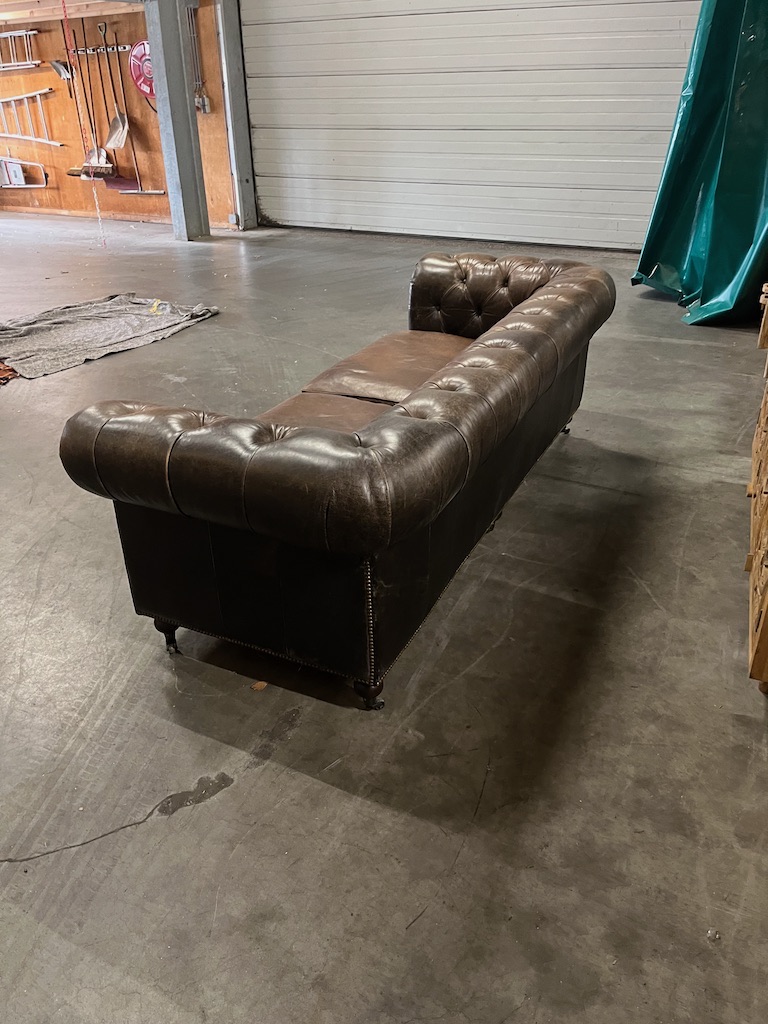 Unieke Originele Chesterfield in uitstekende staat 240 cm