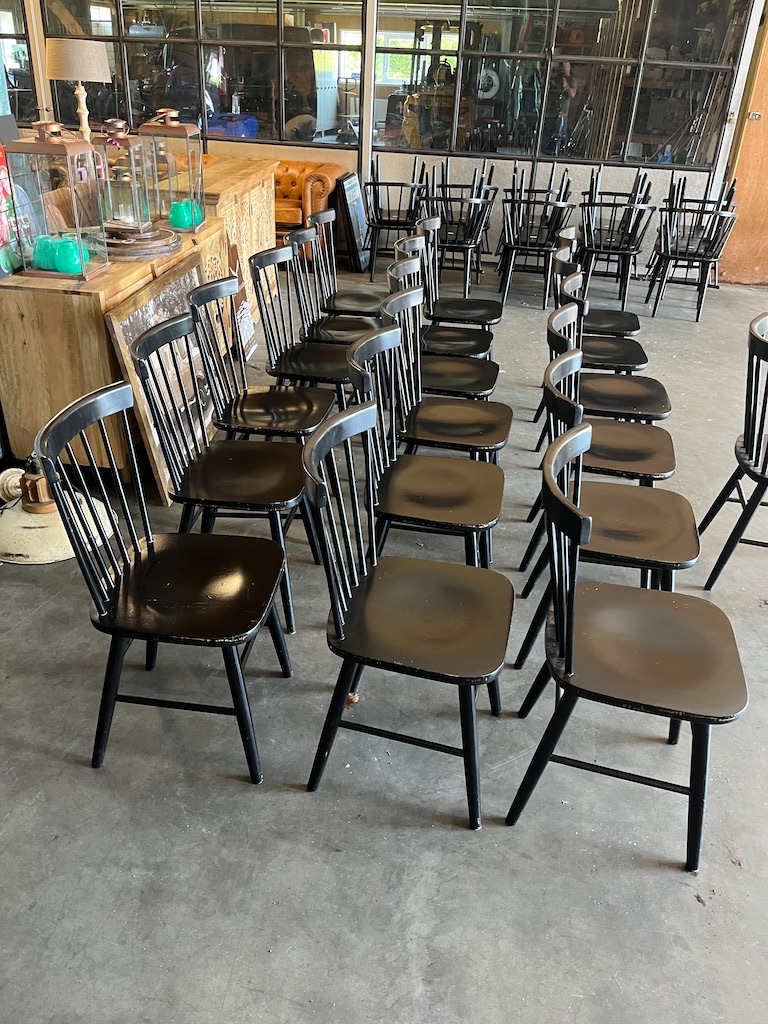 Scandinavische Spijlenstoelen kleur Zwart
