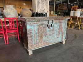 Antieke Kist zeer fraai bewerkt afkomstig uit India