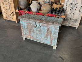 Antieke Kist zeer fraai bewerkt afkomstig uit India