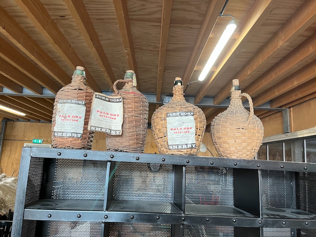 Unieke Mandflessen jaren 70 gebruikt voor Sherry en Rioja  Decoratief