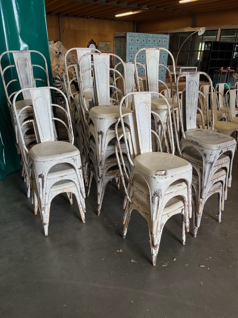44 Metalen Tolix Stoelen mooi patina van ouderdom