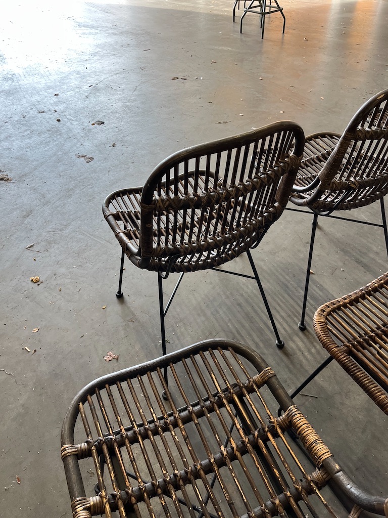 Hele leuke Rotan Stoelen met metaal onderstel