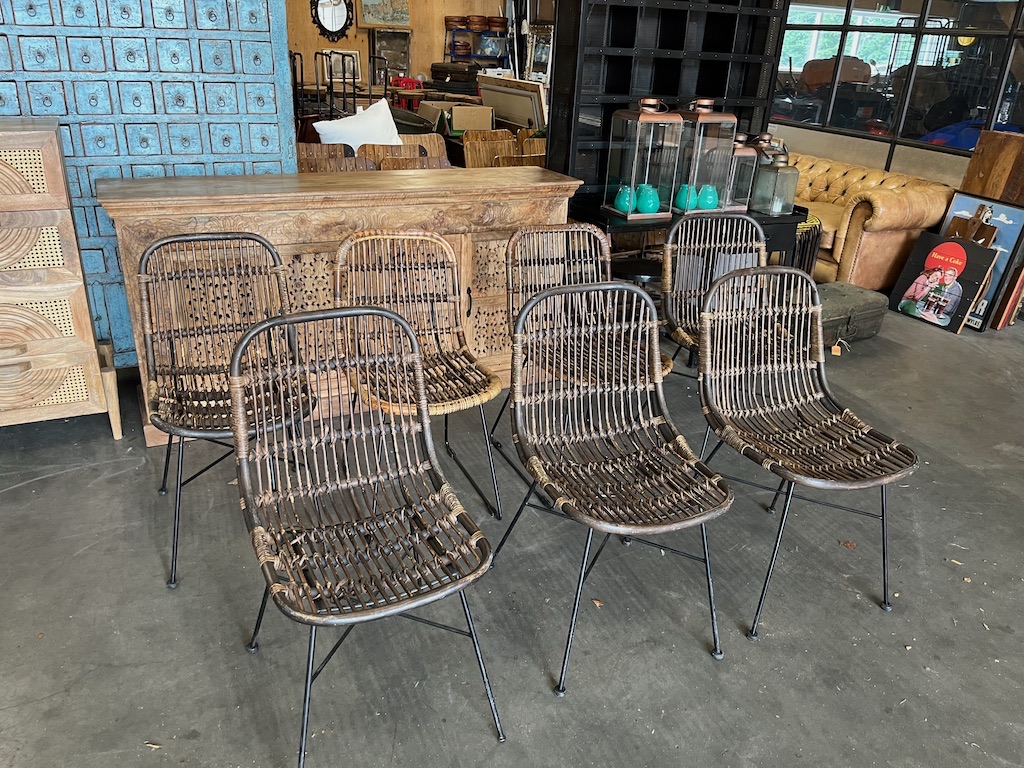 Hele leuke Rotan Stoelen met metaal onderstel