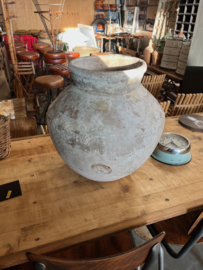 Oude Stenen Vaas staat mooi in Sober/Landelijk Interieur