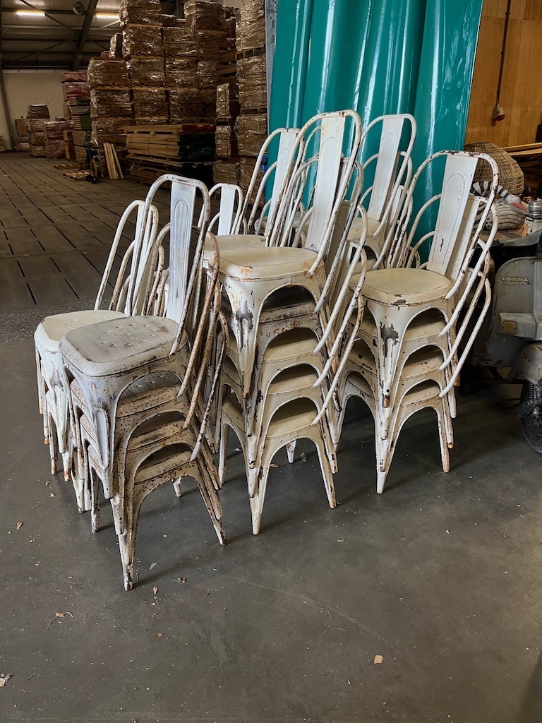 44 Metalen Tolix Stoelen mooi patina van ouderdom
