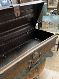 Antieke Metalen koffers uit India pracht Patina van ouderdom