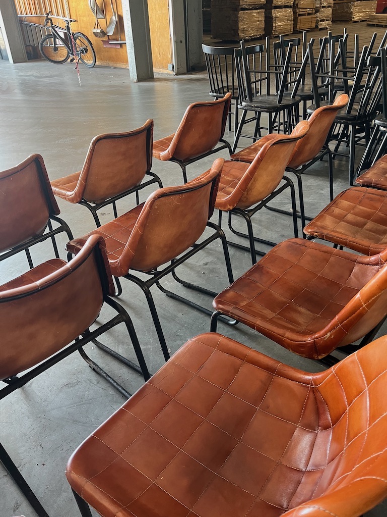 Industriele stoelen metaal met lederen kuip