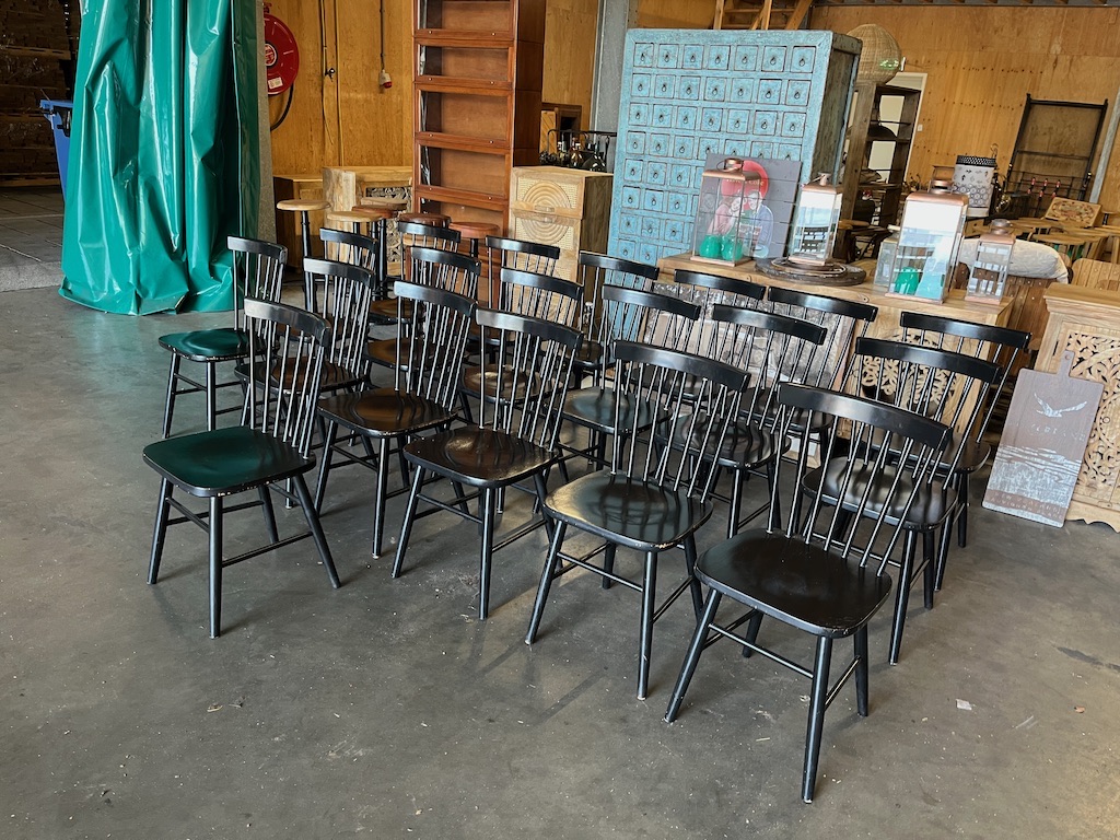 Scandinavische Spijlenstoelen kleur Zwart
