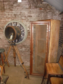 Stoere industriele kast van hout met metalen deur