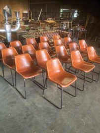 Prachtige Industriele Kuipstoelen met Cognac leer Zitting