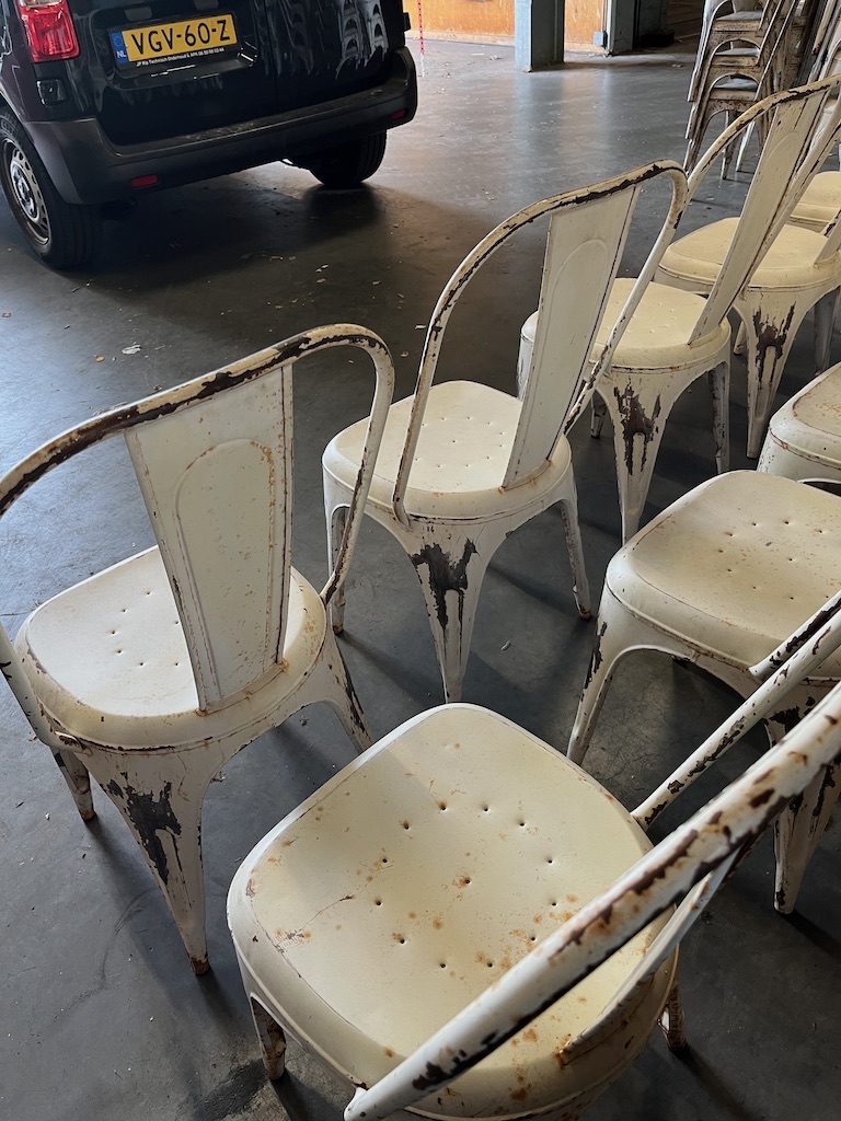 44 Metalen Tolix Stoelen mooi patina van ouderdom