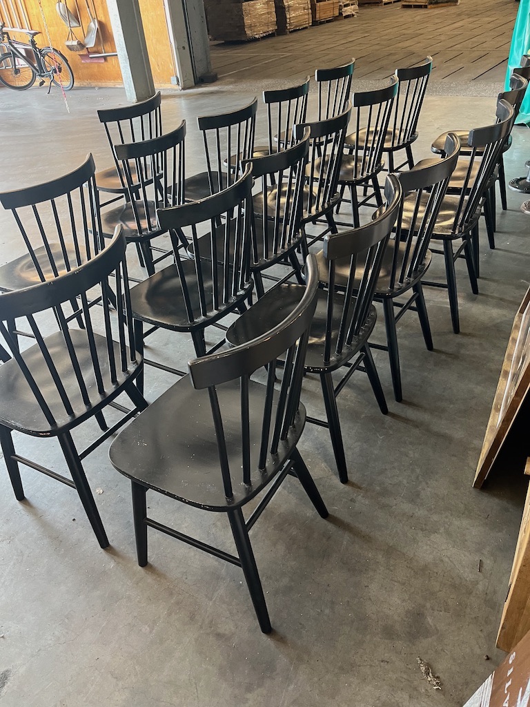 Scandinavische Spijlenstoelen kleur Zwart