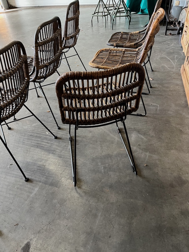 Hele leuke Rotan Stoelen met metaal onderstel