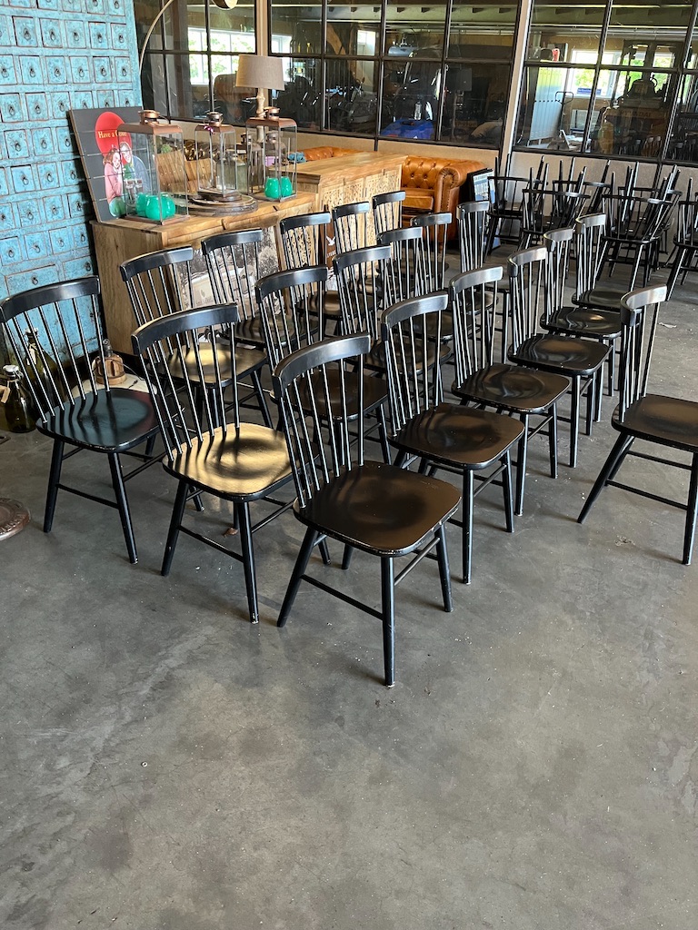 Scandinavische Spijlenstoelen kleur Zwart