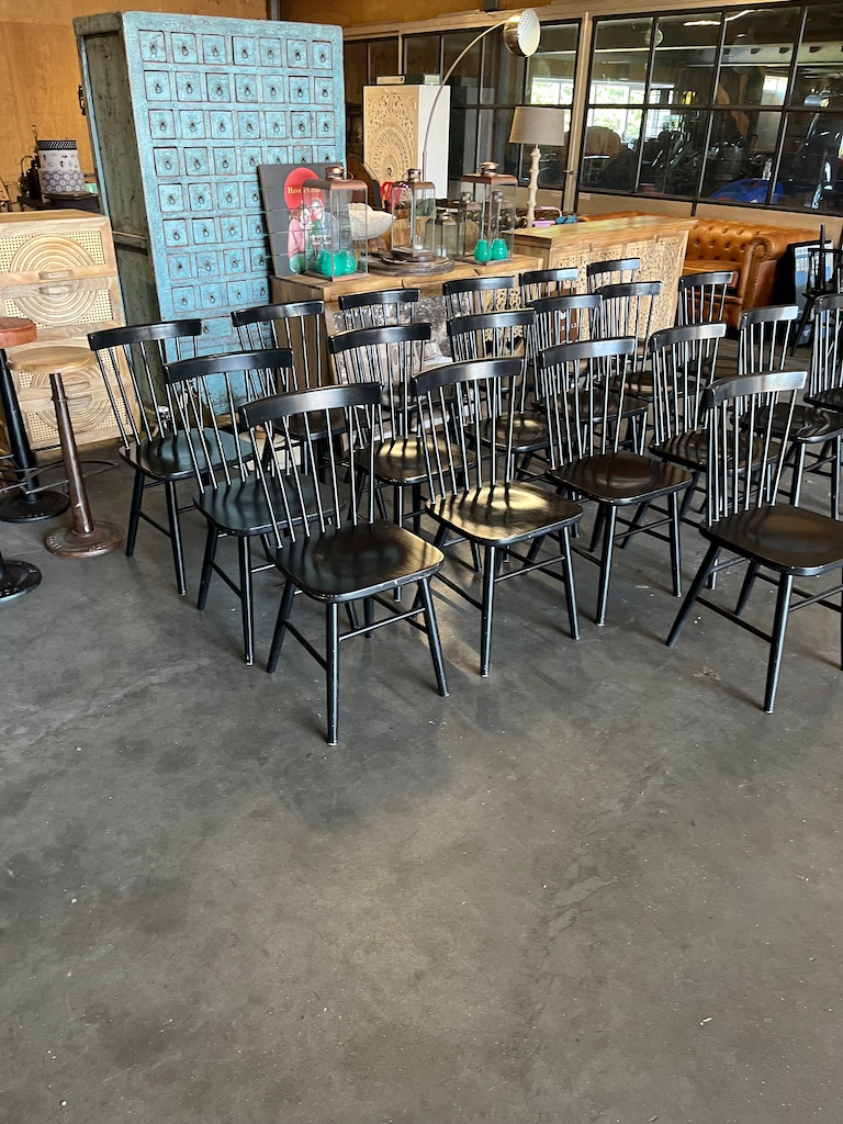Scandinavische Spijlenstoelen kleur Zwart