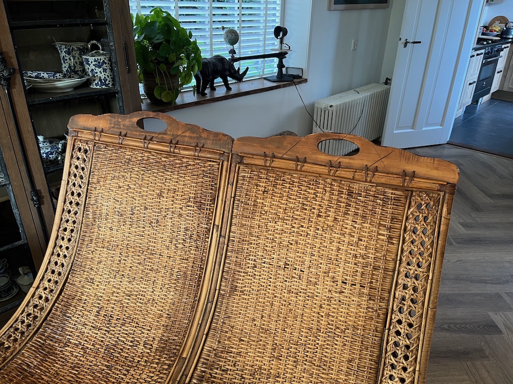 Zeer Fraaie Antieke Bamboe/Rotan Bank uit Bali Datering rond 1920
