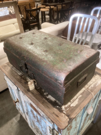 Antieke Metalen koffers uit India pracht Patina van ouderdom