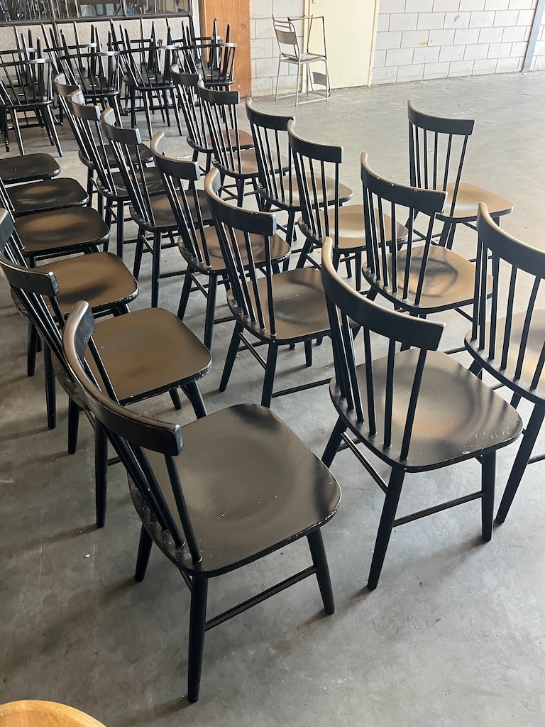 Scandinavische Spijlenstoelen kleur Zwart