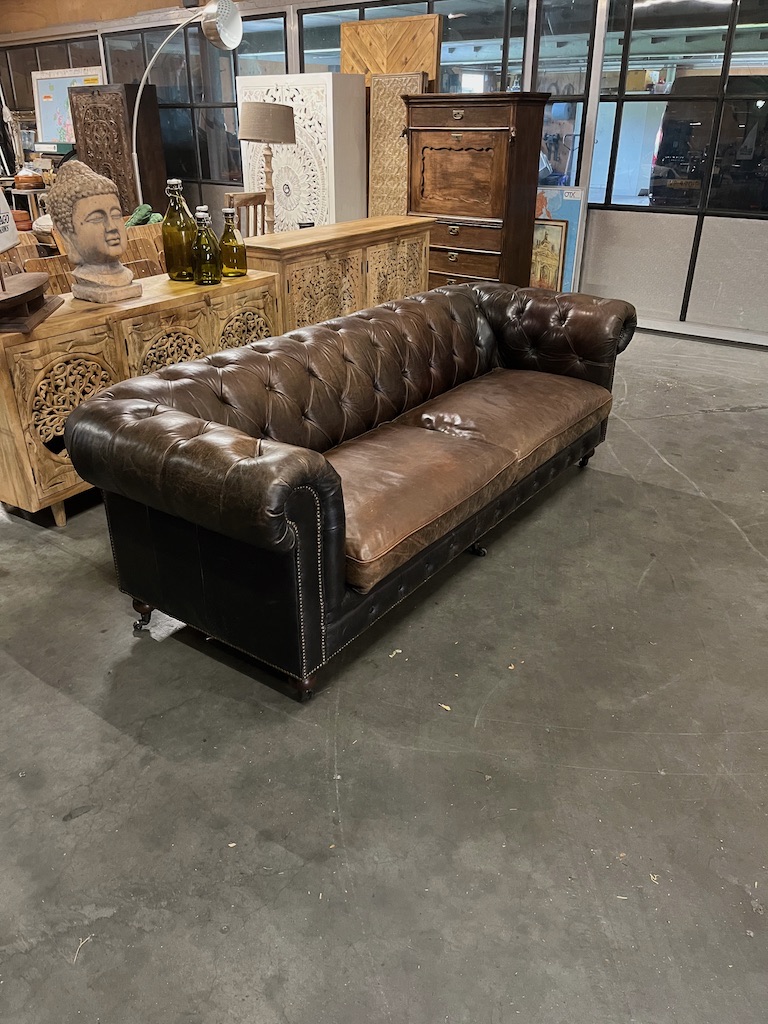 Unieke Originele Chesterfield in uitstekende staat 240 cm