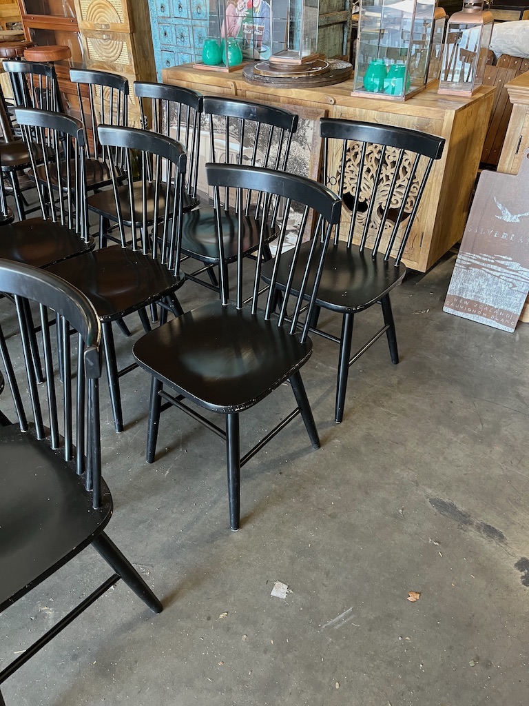 Scandinavische Spijlenstoelen kleur Zwart