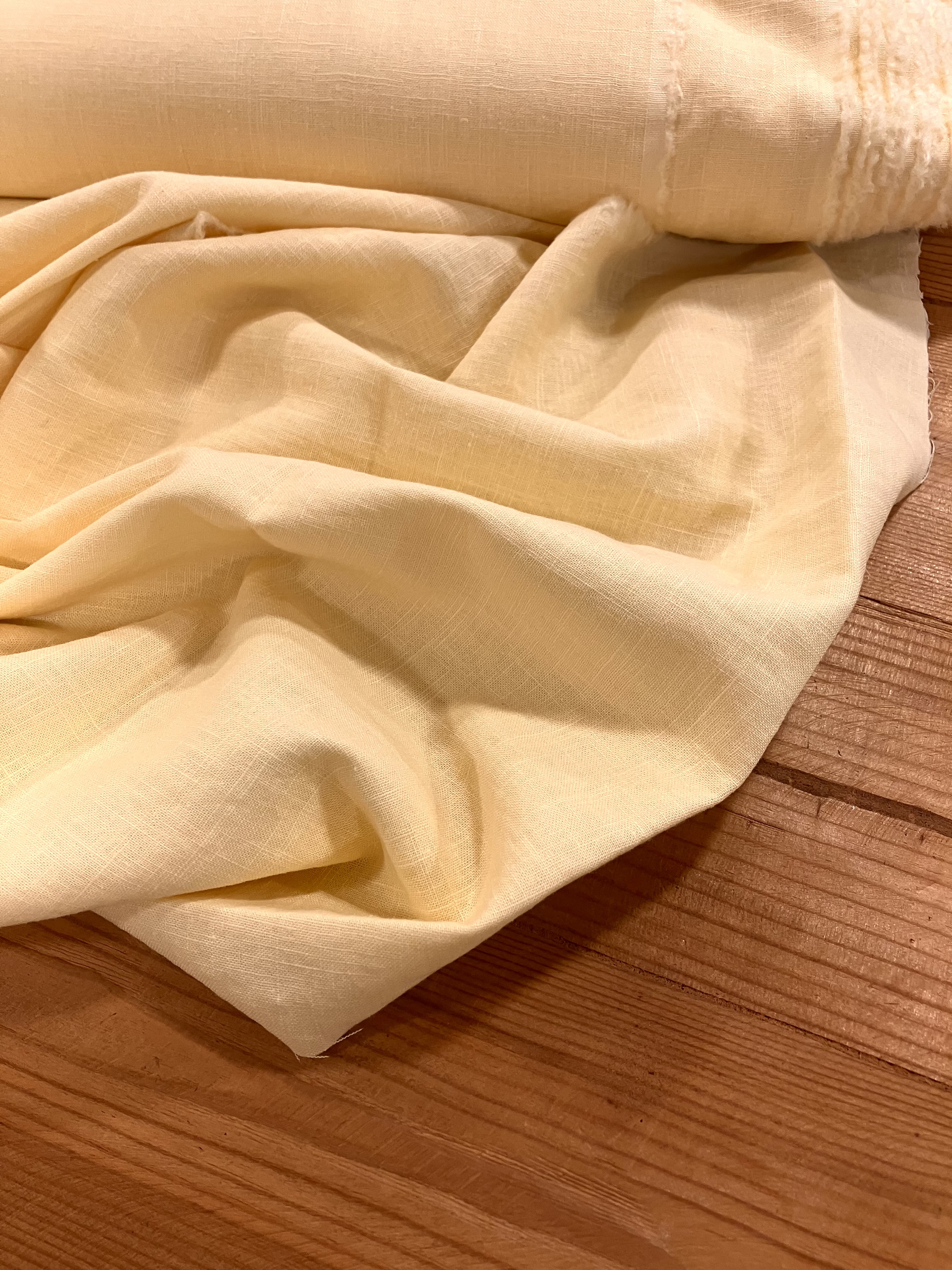 Butter yellow 165 lightweight linnen