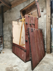 Antique steamer/railway trunk