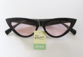 CATEYE SUNGLASSES . BLACK WITH PINK GLASS