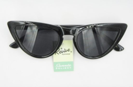 CATEYE SUNGLASSES. BLACK