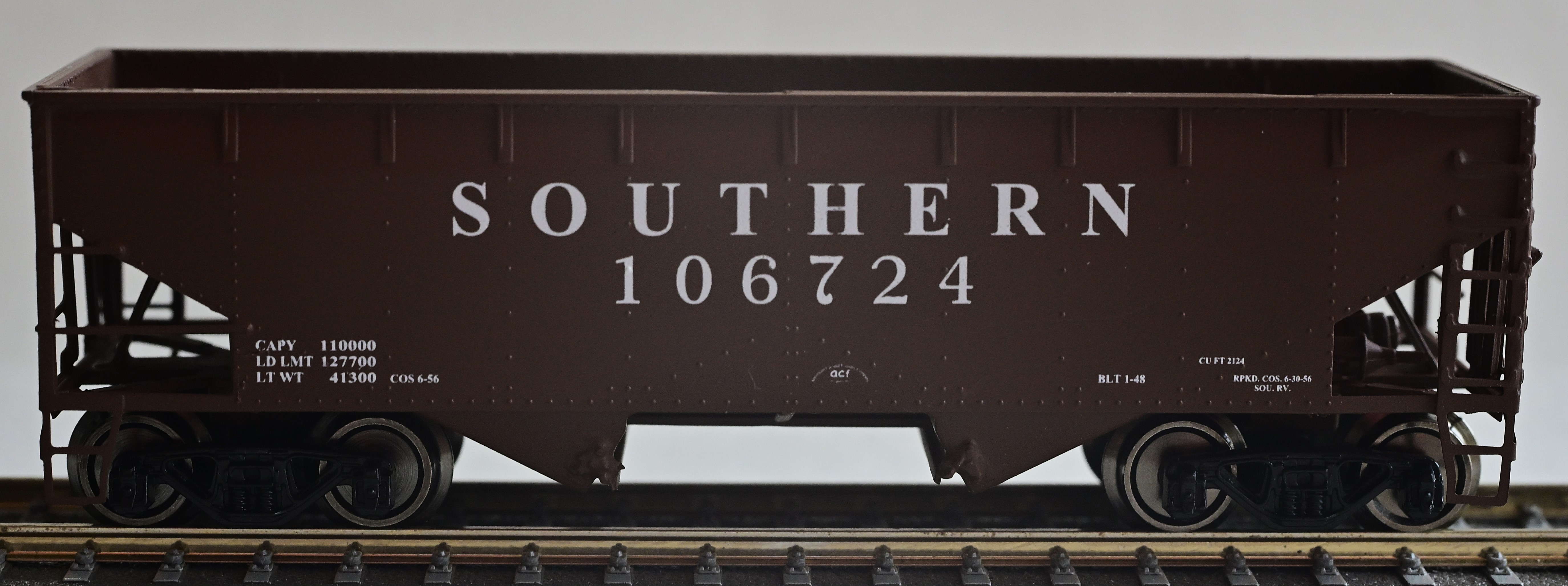 2-bay Offset Hopper SOU 106724 without couplings.