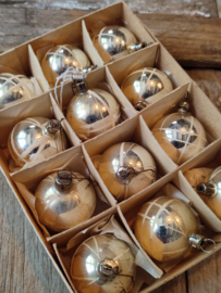 12 antieke kerstballetjes