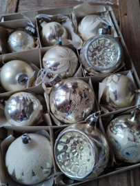 12 oude kerstballen