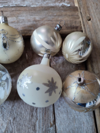 8 oude kerstballen