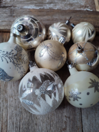 8 oude kerstballen