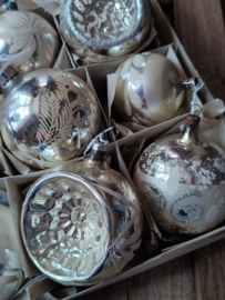 12 oude kerstballen