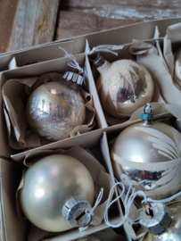 12 oude kerstballen