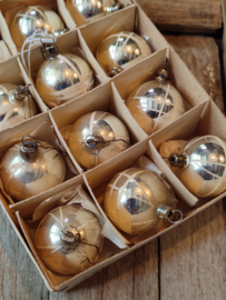 12 antieke kerstballetjes