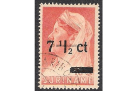 NVPH 213 Hoge Breukstreep Gestempeld FOTOLEVERING (7 1/2 cent op 10 cent) Hulpuitgifte. Frankeerzegels van de uitgifte 1936 en 1941 overdrukt in zwart te Paramaribo 1945