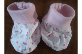 Slofjes wit/roze met opdruk