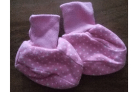 Slofjes roze met witte stippeltjes en roze boord