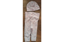 Mutsje met bijpassende legging wit meerkleurig gebloemd