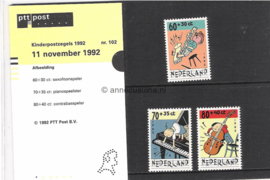 Nederland NVPH M102 (PZM102) Postfris Postzegelmapje Kinderzegels, kind en muziek 1992