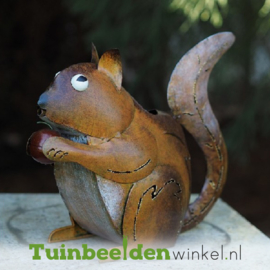 Metalen tuinbeeld figuur "De etende eekhoorn" TBW16024me
