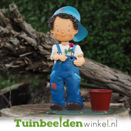 Metalen figuur ''De jongen met de blauwe pet'' TBW12073