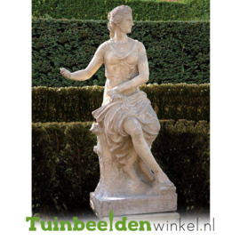 Standbeeld "Deftige vrouw" op sokkel TBW4br411br