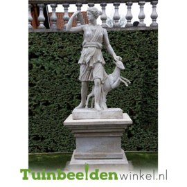 Standbeeld "Godin van de jacht" op sokkel TBW4br408br