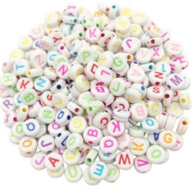 1000 stuks ronde witte alfabetkralen met gekleurde letters 6mm